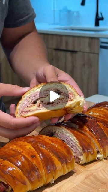 LILIBETH BLUM on Instagram: "PAN DE JAMÓN A MI ESTILO🇻🇪   Volvimos!!! Con una de mis recetas favoritas👨🏻‍🍳 estas cantidades son para (1) pan de jamón. Para el video las dupliqué!   Para fermento:   •1 taza harina (sacada de los 500gr de harina) •7gr levadura •1cda azúcar  •125ml agua   Para masa:   •500gr harina todo uso •8gr sal •1 huevo  •56gr margarina sin sal •50gr azúcar  •60ml leche   Para relleno:  •500-600gr jamón ahumado •150gr bacon  •Pasas al gusto •Aceitunas al gusto  Para melao:  •125gr papelón •Agua al ojo  Para barniz de huevo y melao:  •1 huevo  •Un poco de la mezcla previamente hecha  @juan20g nos comparte su receta al estilo venezolano 🇻🇪♥️  No pueden dejar de hacer este pan de jamón para sus navidades o antes!!! Aquí ya huele a Navidad🎄si lo hacen no duden en eti Turkey Breast Recipe, Breast Recipe, Easy Bread Recipes, Easy Bread, October 27, Turkey Breast, Charcuterie Board, Bread Recipes, New Recipes