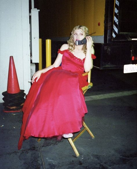 Newly Released Photo! Courtney Love on the set of Hole’s “Celebrity Skin” video shoot. Sometime in mid July 1998. This was... Skin Video, Melissa Auf Der Maur, Courtney Love Hole, Chrissie Hynde, Love Lyrics, Nirvana Kurt, The Pretenders, Celebrity Skin, Video Shoot