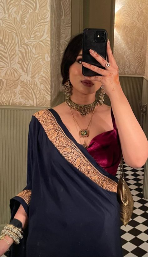 Hot Traditional Outfit, Silk Saree Outfit, Indian Prom Dresses, Pretty Saree, Trending Saree, Simple Saree Designs, Pani Puri, Fancy Sarees Party Wear, Traditional Indian Dress