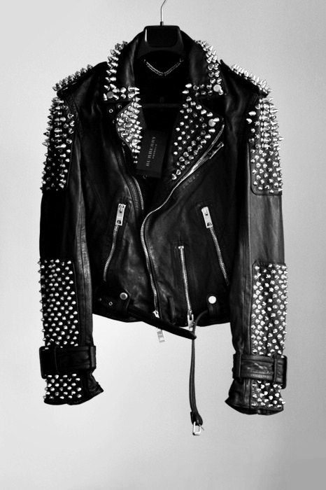 Black Studded Leather Jacket Mode Shoes, Studded Leather Jacket, Look Rock, Studded Jacket, Estilo Punk, Studded Leather, Black Leather Jacket, Rock Star, Rock Style