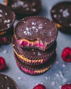 Raspberry Peanut Butter Protein Chocolate Cups Vegan Peanut Butter Cups, Dairy Free Baking, Peanut Butter Desserts, Vegan Peanut Butter, Valentines Day Desserts, Peanut Butter Protein, Heck Yeah, Dairy Free Chocolate, Chocolate Cups