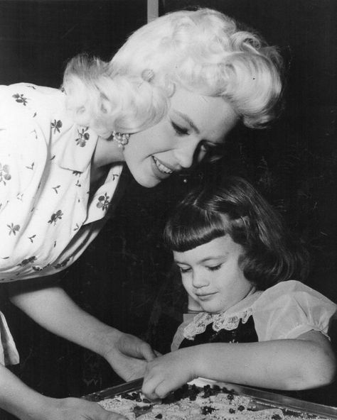 128 Likes, 1 Comments - Jayne Mansfield (@onlyjaynemansfield) on Instagram: “Jayne Mansfield photographed with her daughter Jayne Marie, 1957 #jaynemansfield” Christina Crawford, Joan Crawford Children, Mommie Dearest, Golden Hollywood, Ancient Queen, Anne Bancroft, Veronica Lake, Mommy Dearest, Hollywood Cinema