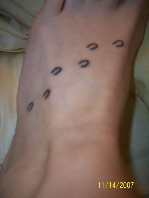 I like this ideas, with a horse head on my ankle and the horseshoes coming out of it with my kids names in them Horse Shoe Drawing, Horse Shoe Nails, Horse Shoe Tattoo, Horse Tattoo Design, Shoe Tattoos, Tattoo Pics, Tiny Horses, Hoof Print, Dream Catcher Tattoo