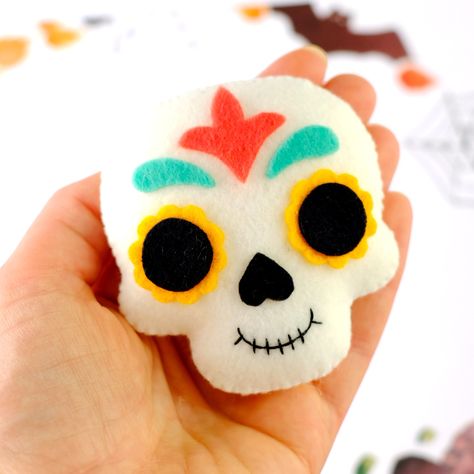 Sugar Skull Diy, Halloween Mobile, Felt Skull, Halloween Felt Crafts, Svg Patterns, Felt Baby Mobile, Felt Toys Diy, Patterns Halloween, Skull Crafts