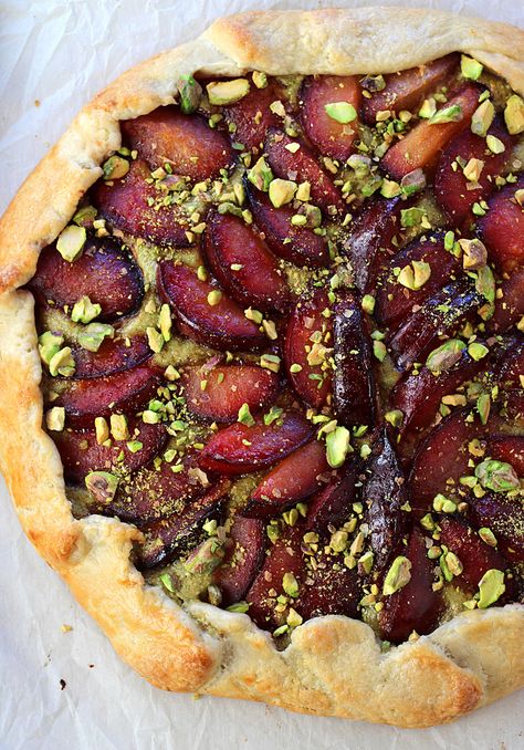 Raspberry Pistachio Tart, Plum Galette, Gallete Recipe, Veggie Cakes, Plum Tart, Fruit Tart Recipe, Pistachio Recipes, Healthy Italian, Pistachio Ice Cream