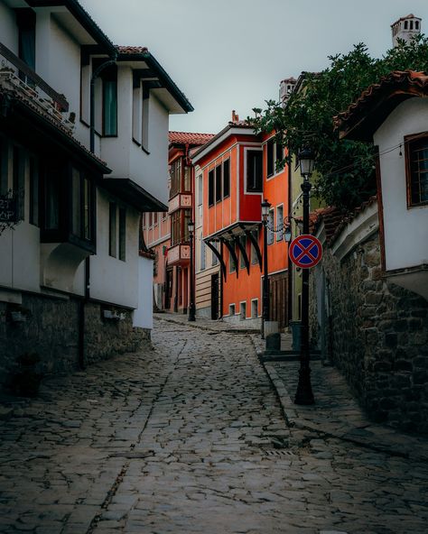 Cobbled streets of Plovdiv, Bulgaria 🇧🇬🫶🏻 . . . . . #plovdiv #plovediv #loveplovdiv #oldtownplovdiv #bulgaria #bulgariatravel ##bulgariatourism #visitbulgaria #beautifulbulgaria Bulgaria Aesthetic, Plovdiv Bulgaria, Cobbled Streets, Twenty Twenty, Bulgaria, Tourism, Around The Worlds, Travel