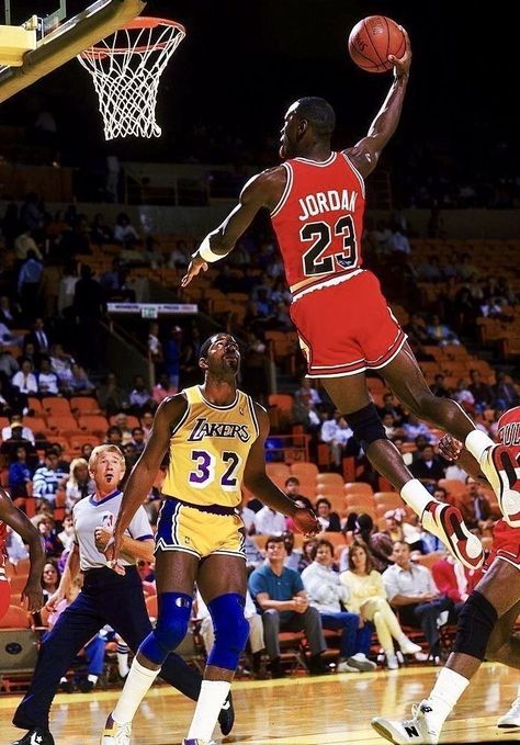 Michael Jordan Dunking, Michael Jordan Art, Michael Jordan Photos, Michael Jordan Pictures, Kobe Bryant Pictures, Michael Jordan Basketball, David Robinson, Basketball Photography, Jordan Basketball