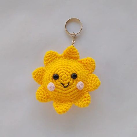 Crochet Sun Amigurumi Free Pattern, Crochet Sunshine Pattern, Sun Pattern Crochet, Sunflower Keychain Crochet Pattern, Crochet Sun Amigurumi, Crochet Sun Keychain, Sun Crochet Pattern Free, Sun Amigurumi, Crochet Keychain Patterns