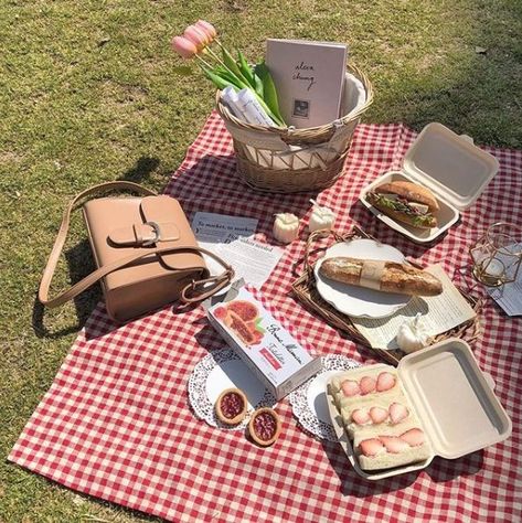 Picnic Dates, Picnic Date Food, Cottagecore Picnic, Picnic Inspo, Aesthetic Picnic, Picnic Inspiration, Picnic Birthday, Picnic Ideas, Picnic Date