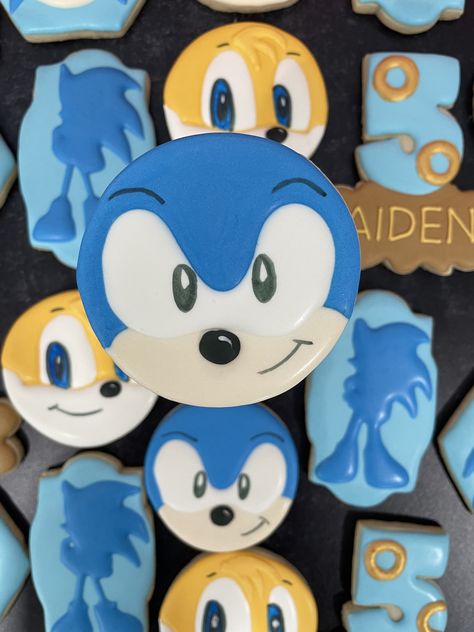 Sonic The Hedgehog Birthday Cookies, Sonic Cookies Decorated, Bluey Royal Icing Cookie, Cookies Sonic, Sonic Cookies, Sonic Royal Icing Cookies, Sonic Chocolate Covered Oreos, Sonic Cookie Cake, Hedgehog Cookies