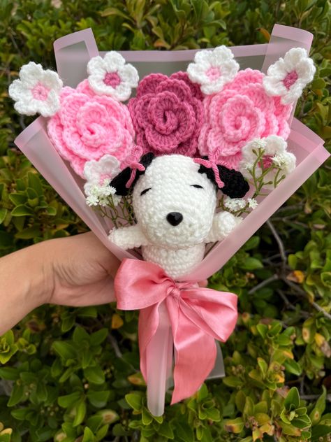 A complete snoopy bouquet with 3 pink roses, 6 tiny flowers to match with the roses & a snoopy about 5-6in tall  Can customize colors!! just add as a note  2-3weeks turn around time Snoopy Bouquet, Crochet Christmas Bouquet, Bouquet Crochet Flowers, Pink Crochet Flowers, Hello Kitty Crochet Bouquet, Crochet Disney Bouquet, Crochet Flower Bouquet, Sanrio Crochet Bouquet, Crochet Hello Kitty