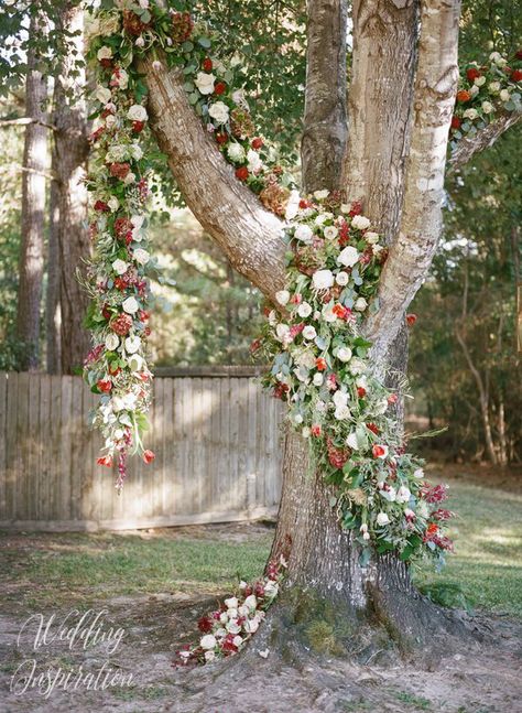 Fall Floral Centerpieces, Wedding Tree Decorations, Bohemian Backyard, Romantic Backyard, Backyard Celebration, Wedding Arbors, Forest Theme Wedding, Flower Installation, Wedding Set Up