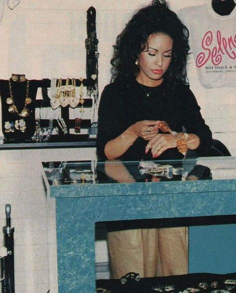 Selena in her boutique in 1994 Selena Boutique, Fashion Museum, Selena Q, Corpus Christi Texas, Museum Fashion, Selena Quintanilla Perez, Selena Quintanilla, Aesthetic Look, Facebook Cover Photos