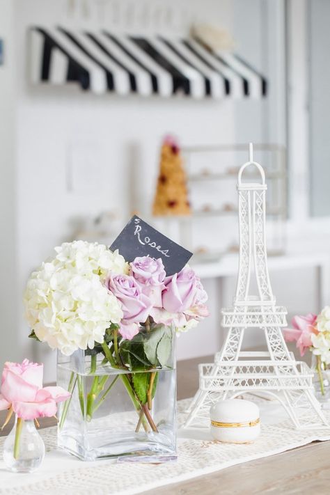 Parisian Party Aesthetic, Paris Themed Food, Flower Decoration Party, French Themed Table Centerpieces, Paris Style Birthday Party, Paris Table Decor, Paris Garden Theme Party, Parisian Party Decor, Paris Themed Brunch