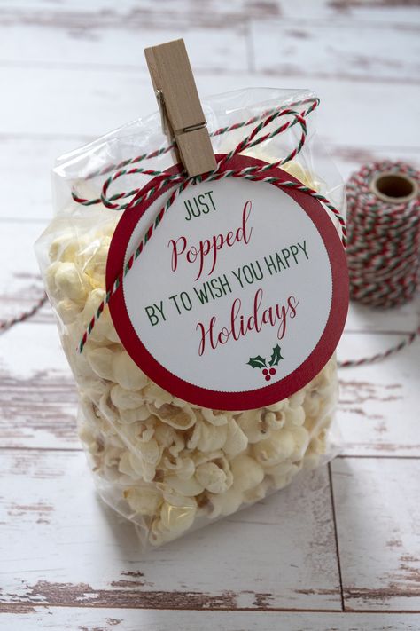 Just Popped By To Wish You Happy Holidays Free Printable Gift Tags. Christmas Popcorn Gift Tags will help you make a perfect neighbor gift. #christmas #holidays #gifttags Christmas Marketing Gifts, Popcorn Christmas Gifts, Happy Holidays Gift Tags, Holiday Popcorn, Inexpensive Holiday Gifts, Christmas Popcorn, Christmas Marketing, Simple Holiday Gifts, Happy Holiday Gifts