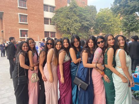 Farwell Pics Ideas, Ethnic Day Outfits College Saree, Farewell Group Photos, Desi Poses With Friends, Farewell Pic Ideas, Farewell Pics Ideas With Friends, College Farewell Outfits, Poses In Saree With Friends, Farewell Photo Ideas With Friends