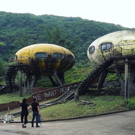 @franzsfavorites on Instagram: “We had a great day at the abandoned Wanli Ufo Village and Yehliu Geopark; Ufo houses and alien landscapes! 👽 . . . #spaceage…” Alien Village, Architecture Futuristic, Alien House, Earth Architecture, Drawing Stuff, Abandoned Places, Interior Architecture Design, Vacation Spots, Have A Great Day