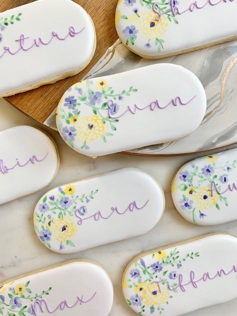 Wedding place card cookies Cookie Place Cards Wedding, Cookie Name Place Cards, Placecard Cookies, Cookie Place Cards, Place Card Cookies, Card Cookies, Bouquet Bar, Unicorn Cookies, Wedding Place Card