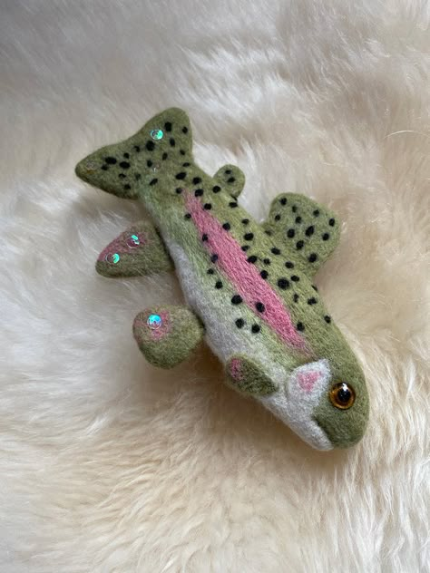 A needle felted Christmas ornament I created of a rainbow trout. This felted fish has glass eyes that shine on its face and pearlescent sequins glimmer to hint at water on the fins. It hangs fittingly from a fishing line. - Created by Sheri Kowalski Cool Needle Felting Ideas, Needle Felt Tutorials, Needle Felting Crafts, Needle Felt Crafts, Needle Felting Christmas Ornaments, Flat Needle Felting, Needle Felt Art, Needle Felt Ornaments, Needle Felt Ideas