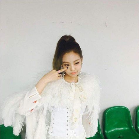 jennie middle finger by me :) Cl Fashion, Sana Momo, Jennie Kim Blackpink, Female Rappers, Jennie Lisa, Kim Jisoo, Blackpink Photos, Lalisa Manoban, Blackpink Jennie