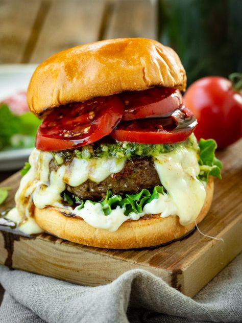 Easy Burger Recipes, Pesto Burger, Burger Sliders Recipes, Caprese Burger, Easy Homemade Burgers, Salmon Burger Recipe, Meatless Burgers, Garlic Pesto, Easy Burger Recipe