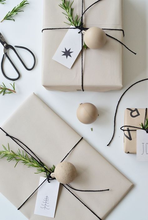 Minimal Christmas Photography, Minimal Gift Wrapping, Rosemary Diy, Minimal Christmas Gifts, Painted Baubles, Rustic Gift Wrapping, Trendy Christmas Decor, Christmas Gift Packaging, Minimal Gifts