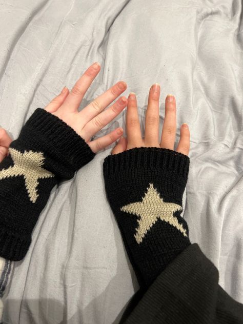 Star Gloves, Alt Style Outfit, Gloves Aesthetic, Simple Necklace Designs, Aesthetic Star, Fun Vid, Crochet Clothing And Accessories, Crochet Stars, Crochet Stitches For Beginners