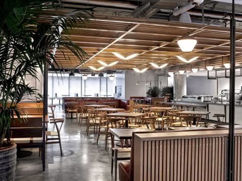 Dropbox opens industrial-style cafeteria at California headquarters Canteen Design, Office Cafeteria, Cafeteria Design, Lunch Room, Food Hall, Company Meals, Cafe Design, Cafe Restaurant, American Design