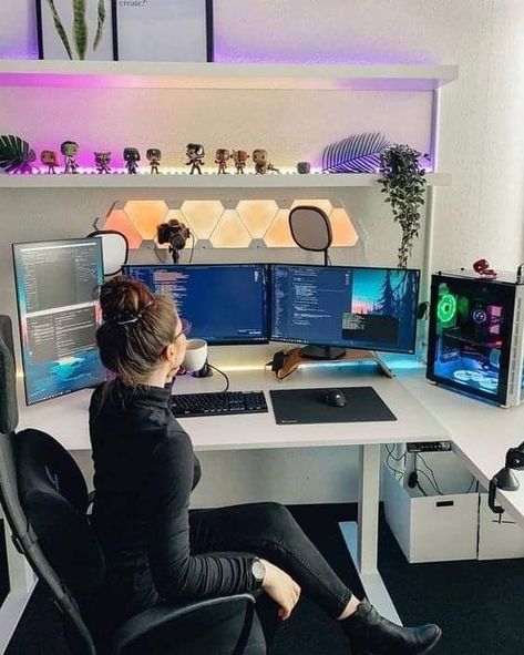 Gaming Girl, Small Game Rooms, Computer Gaming Room, Tech Girl, Computer Desk Setup, Modern Office Interiors, Gamer Setup, Setup Gamer, Video Game Room Design