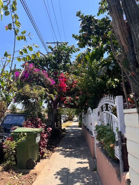 La Neighborhood Aesthetic, Apartment In California, La Life Aesthetic, Los Angeles House Aesthetic, Los Angeles Apartment Aesthetic, La Houses Exterior, California Aesthetic Home, Los Angeles Houses, Houses In Los Angeles