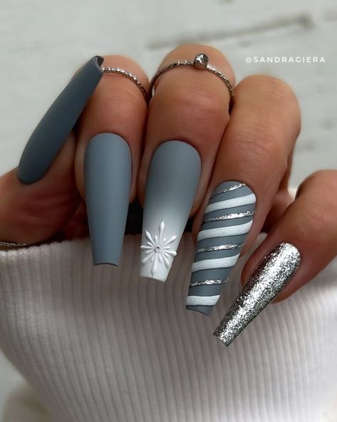 30 Chic Silver Christmas Nails for a Frosty Festive Vibe Grey Christmas Nail Designs, Gray Holiday Nails, Winter Silver Nails, Winter Chrome Nails Designs, Light Grey Nails With Design, Christmas Nails Gray, Blue Gray Nails Design, Christmas Nails Grey, Abstract Christmas Nails