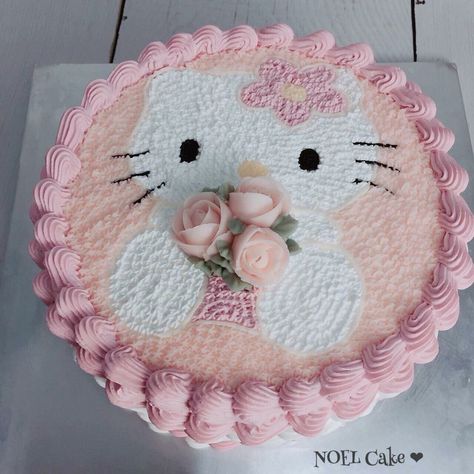 Hello Kitty Cake Decorating Ideas, Hello Kitty Korean Cake, Hello Kitty Cake Minimalist, Hello Kitty Cake 2 Layer, Hello Kitty Cake Design Buttercream, Cake Designs For Girl, Hello Kitty Birthday Cake, Buttercream Cake Decorating, Cake Decorating Frosting