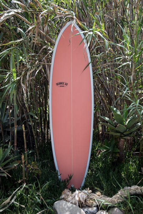 Pink surfboard Pink Surf Board Aesthetic, Simple Surfboard Design, Girly Surfboard, Pink Surfboard Aesthetic, Cute Surfboards, Preppy Surfboard, Surf Board Designs, Shortboard Surfboard, Pink Surfboard