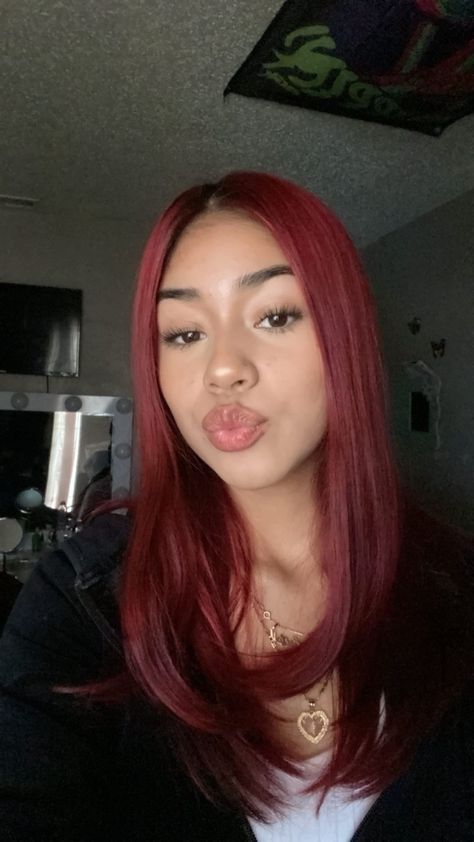 Latinas With Red Hair, Woman Long Hair, Short Hair Inspiration, Best Haircuts For Women, Graduated Bob Haircuts, Graduated Bob, Softball Hairstyles, Wine Hair, Old Hairstyles