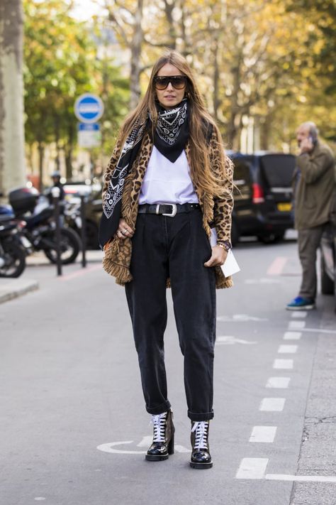 Bandana Outfit, Slouchy Pants, Tennis Shoes Outfit, Slouchy Jeans, Black Jeans Outfit, Outfit Jeans, Combat Boot, How To Wear Scarves, Street Style Chic