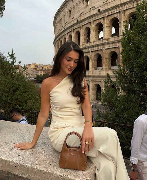 🥯 Vatican City Outfit, Things To Do In Rome, City Outfit, Summer Office Outfits, Elegant Classy Outfits, Style Désinvolte Chic, Chic Business Casual, High Waisted Dress Pants, Professional Outfits Women