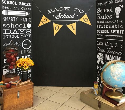 My back to school photo booth School Photo Booth Ideas, Back To School Photo Booth, Back To School Chalkboard, Photo Booth Ideas, Back To School Breakfast, School Open House, Decoration Vitrine, School Chalkboard, Back To School Night