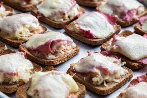 Mini Reuben Bites - Mini Reuben Sandwiches, Mini Reuben Appetizers, Picnic Appetizers, Reuben Sandwich Recipe, Reuben Sandwich Classic, Reuben Sandwiches, Party Bread, Potato Appetizers, Gourmet Appetizers