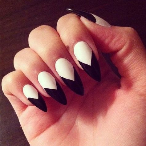 Black and White Stiletto Nails White Trim Nails, Stiletto Nails Ideas, Rihanna Nails, Pointed Nail Designs, French Nails Glitter, White Stiletto Nails, Black And White Nails, Pointy Nails, Nails Stiletto