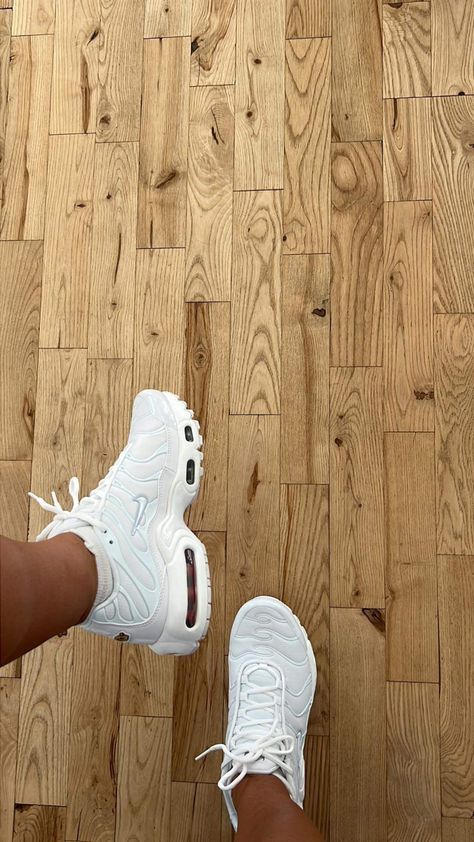 White Nike Tns, White Tns Outfit Women, Tns Nike Women, Nike Tn Outfit Women, Tns Outfit, Nike Tn White, White Tns, Tns Nike, Nike Tn Shoes