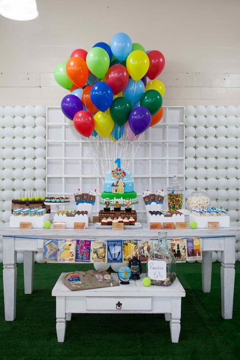 How cute is this!!! A birthday Party theme with the movie "UP". Will have to remember this one! Up Theme, Party Animals, Birthday Party Planning, Disney Birthday, Disney Party, Monster Party, Disney Films, Birthday Bash, Party Table