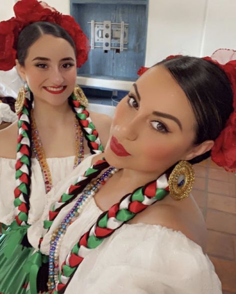 Mexican Hair Dos With Flowers, Fiesta Theme Hairstyles, Mexican Cultural Hairstyles, Mexican Culture Hairstyles, Cinco De Mayo Outfit Women Traditional, Ribbon Braided In Hair Mexican, 16 De Septiembre Hair Ideas, Mexican Heritage Hairstyles, Braids With Ribbons In Them Mexican