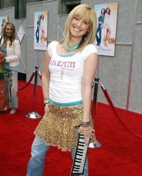 Disney Channel Halloween, Early 2000s Fashion Outfits, Y2k Fashion Early 2000s Outfit, 2000s Looks, Musical Dress, Y2k Fashion Early 2000s, Channel Outfits, 2000s Outfit, Decades Of Fashion