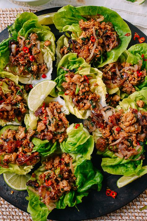 This chicken larb is packed with bright, delicious flavors and contrasting textures. Serve them in lettuce cups for a low carb option or with sticky rice! Source: thewoksoflife.com Thai Basil Chicken Lettuce Wraps, Sugar Showpiece, Pork Larb, Larb Gai, Chicken Larb, Larb Recipe, Regional Recipes, Sunday Food, Fresh Eating