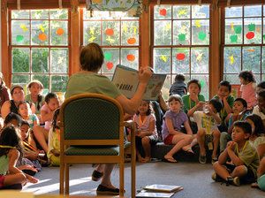 In Virginia this summer, Arlington Public Schools transported students in poor neighborhoods to community libraries for group readings. Studies say children from low-income families may hear roughly 30 million fewer words by age 3 than their more affluent peers. Rich And Poor, Community Library, Social Action, Kindergarten Readiness, Summer Reading Program, Quality Education, School Librarian, Teacher School, Social Status