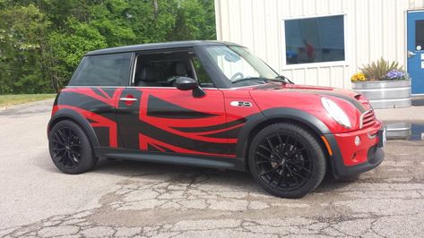 Mini Cooper Stripe and Wrap Ideas by mery0102 on DeviantArt Mini Cooper Graphics, Mini Cooper Stripes, Fox Car, Mini Cooper Custom, Car Sticker Design, Mini Copper, Car Wrapping, Cool Car Accessories, Mini Cooper Countryman