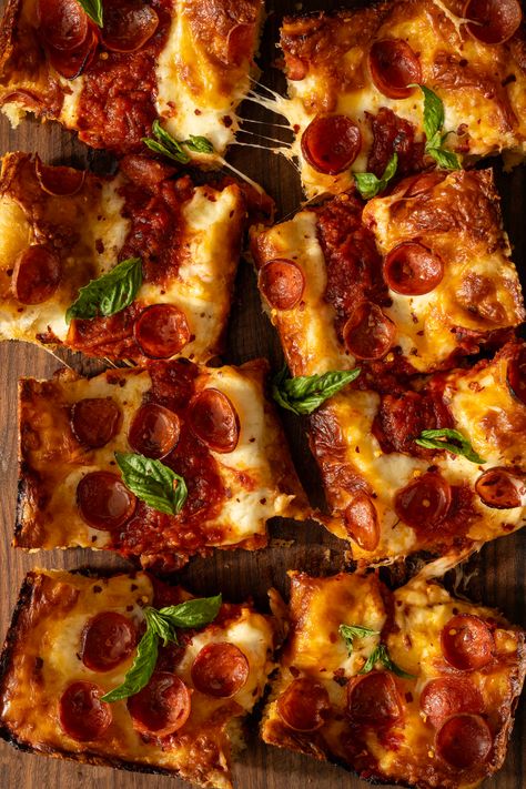 Detroit-Style Pizza Detroit Style Pizza Recipe, Pepperoni Pizza Recipe, Freeze Pizza Dough, Detroit Pizza, Fancy Pizza, Pasta Alla Vodka, Pizza Lasagna, Homemade Pepperoni Pizza, Pizza Recipes Pepperoni