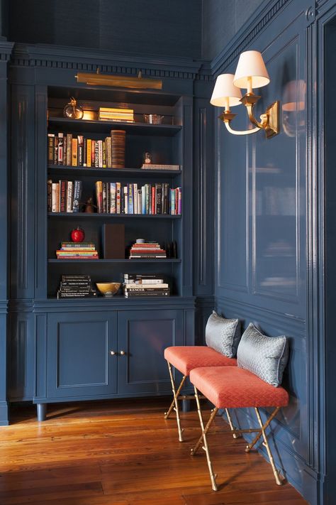 A dazzling, high gloss home office. Home Library Rooms, Lacquered Walls, High Gloss Paint, Home Library Design, Home Libraries, Library Design, Blue Rooms, Home Library, Blue Walls