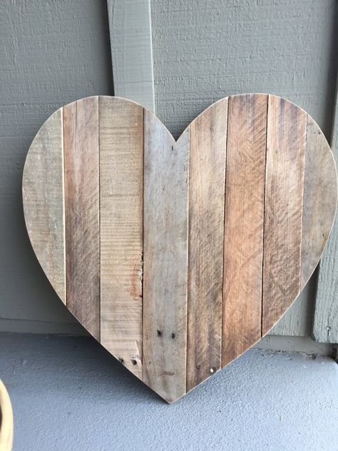 Rustic Heart-Shaped Pallet Sign by BurlapAndPallets on Etsy Pallet Heart, Wooden Pallet Signs, Driftwood Ideas, Arte Doodle, Barn Wood Projects, Reclaimed Pallets, Pallet Boards, Wood Pallet Signs, Reclaimed Wood Art