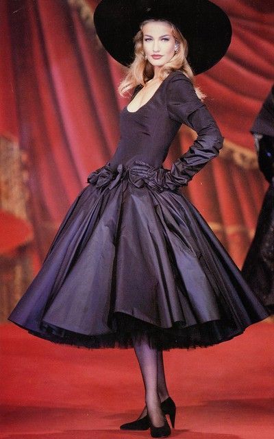 1999 Fashion, Karen Mulder, High Fashion Runway, Couture Evening Dress, 90s Runway Fashion, Fancy Gowns, Old Fashion Dresses, Modern Vintage Fashion, Special Clothes